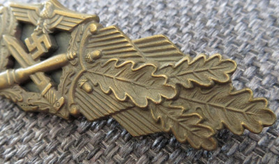 Nahkampfspange in bronze ausf. A.G.M. u K. Gablonz (32) (Large).JPG