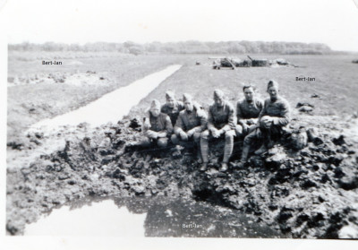 De mooiste foto hij en zijn mede soldaten in een bomkrater met op de achtergrond het luchtdoelgeschut waarmee ze 11 vliegtuigen uit de lucht schoten.