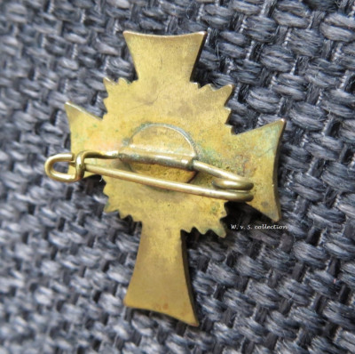 Mutterkreuz in gold halb miniatur an nadel (6) (Large).JPG