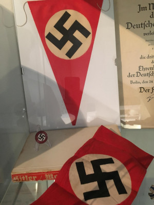 NSDAP papieren vlaggetje, speld en armband en een aan de buitenkant zwaar geleden mk.