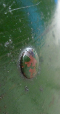 binnenwerk is nooit verwijderd en de groene verflaag is helemaal opgenomen dat is goed te zien rondom de helmniet (vuil en beschadigingen)