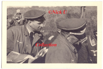 5:Links op de foto Leutnant Graf von der Schulenburg met een stafkaart van de omgeving in overleg. Tevens bij de Tweede Tol. Rechts op de foto is de commandant van Fallschirmjäger regiment 1 : Bruno Brauer.  Linksboven in de hoek een aantal para's.