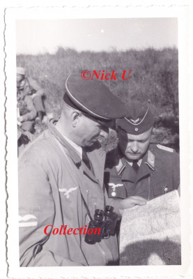 6:Tweede foto van dezelfde situatie : Leutnant Graf von der Schulenburg, en Bruno Brauers adjudant; Hauptmann Rau.