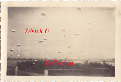 10: Duitse propaganda foto van parachutisten bij de moerdijkbruggen. In het echt zouden ze nooit <br />zo dicht bij de bruggen hebben geland vanwege Nederlands luchtafweer en het gevaar om in de rivier te landen