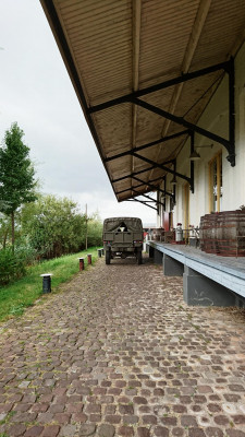 De DAF YA 314 van de intendance wordt ingeladen met goederen vanuit de goederenloods, van Van Gend en Loos, die gevorderd is voor militaire doeleinden tijdens de oefening STOOMSLAG 16.