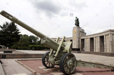 soviet-war-memorial-on-strasse-des-17-junis-in-berlin-germany-E4D62G.jpg