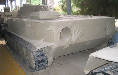 Achterzijde van een PT-76 amfibische tank. De rupsband is op deze foto goed zichtbaar.