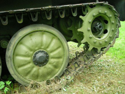 Detail van de rupsband van een ASU-85. Een variant met open tanden.