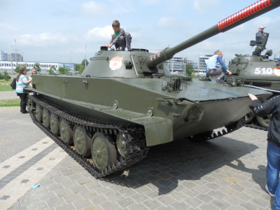 Een PT-76 amfibische tank voorzien van een rupsband met massieve tanden.