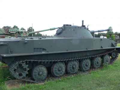 PT-76 voorzien van een rupsband met zowel massieve als open tanden.