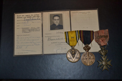 Close up kaart met opgave oorlogdiensten+ medailles
