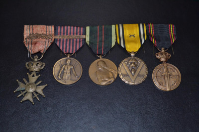 Medailles van links naar rechts; oorlogskruis 40-45, medaille voor oorlogsvrijwilligers, medaille voor gewapend verzet, herinneringsmedaille en medaille der gedeporteerden.