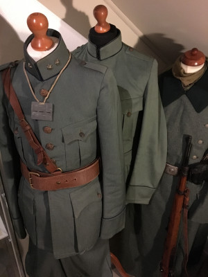 Jasje en broek 1e Lt. RI op naam en een tweede jasje, helaas niet helemaal compleet.