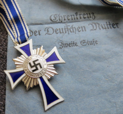 Mutterkreuz zweite stufe Gebr. Gloerfeld K.G (3) (Custom).JPG