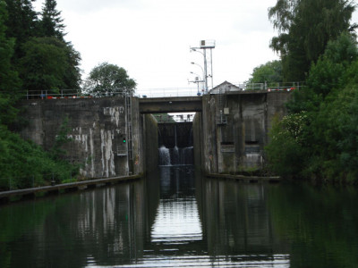 Rechts in de sluiswand de twee schietgaten.