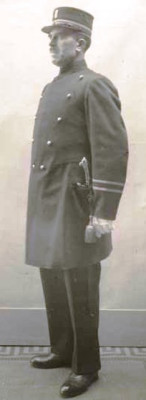 Foto uit 1923 met daarop een brigadier uit Amsterdam met sabel en sabelkwast. <br />Dit type sabel is hier in gebruik geweest tot 1924.<br />(bron: Nederlands Politiemuseum Apeldoorn - www.politiemuseum.nl )
