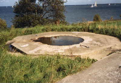 4.Alle drie de betonnen fundaties op fort Pampus liggen nog op het buiten glacis.