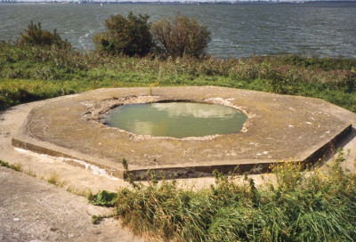 4.Alle drie de betonnen fundaties op fort Pampus liggen nog op het buiten glacis.