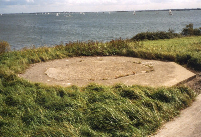 4.Alle drie de betonnen fundaties op fort Pampus liggen nog op het buiten glacis.