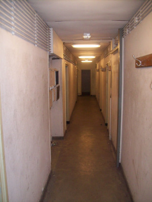 Centrale corridor in de bunker