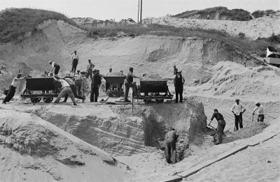 Zand afgraven voor het bouwen van een onderkomen.