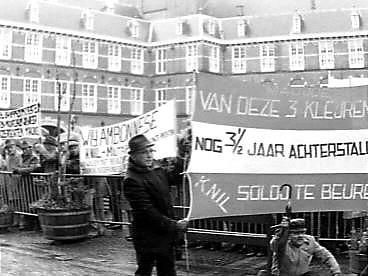 Demonstratie op de Binnenhof door groep vertegenwoordigers Stichting Rechtsherstel KNIL.