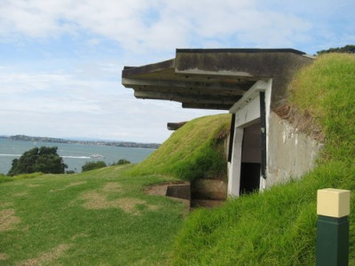 De twee geschutbunkers.