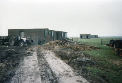 5.Onderkomen voor de manschappen en het aggregaat gebouw.