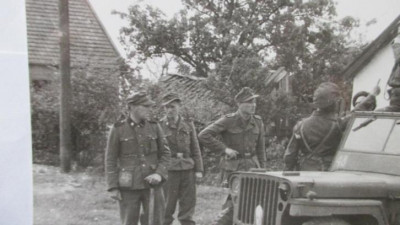 hollandse ss landstorm soldaten geven zich over ,veenendaal mei 1945..jpg