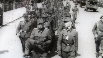hollandse ss landstorm soldaten geven zich over ,veenendaal mei 1945...jpg