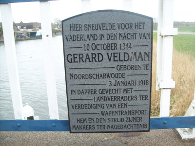 Gedenkplaat op de brug.