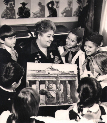 Lydia Ovcharenko te midden van haar leerlingen. (Privécollectie familie Ovcharenko)
