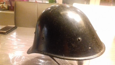 Iemand enig idee wat dit voor een helm is? Hij is, lijkt het, origineel helemaal zwart. Stempels zijn niet meer te vinden. Binnenwerk lijkt nog wel helemaal intakt. Ben benieuwd naar de reacties.