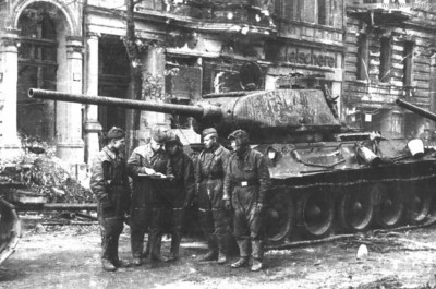 Een T34-85 tank van de 1e Garde tank brigade in Berlijn.