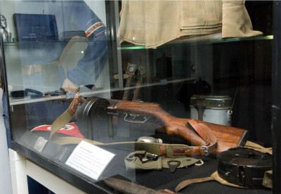 Vitrine met een Sovjet-Russische PPSh-41, bijbehorend <br />schoonmaaksetje en magazijntas met reserve drummagazijn.