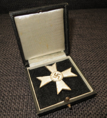 Kriegsverdienstkreuz 1. klasse ohne schwertern hersteller 50 (3) (Groot).JPG