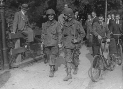 82nd Troopers and Dutch Civilians.jpg