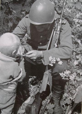 roa vrijwilliger met nl jas dp28 en rus helm k.jpg