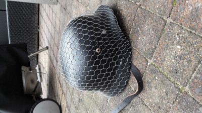 Ik heb kippengaas over de helm gespannen, zag er al veel beter uit!