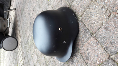 De zwarte repro M35 stahlhelm die ik ga restaureren.