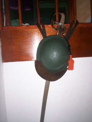 Cavalerie Sabel en sabelhouder, helmhouder en NL M16 helm