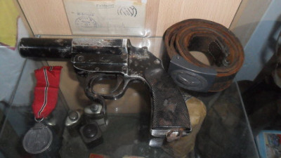 DE PLANK:OST MEDAILLE,SEINPISTOOL LP34,LUFTWAFFE KOPPEL EN SS FELDPOST