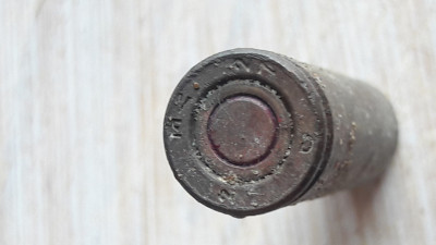 Onderkant van de onbekende kogel naast de 7.92x57mm. VE 27 D 2