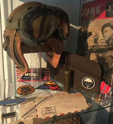 M-1938 Tanker helm, Airborne Garisson cap 2nd lieutenant, bronze star, CIB. V-mail van 1 persoon, Camo stick.