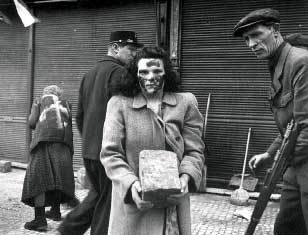 prag19452lu1 german civilians in prague may 45.jpg