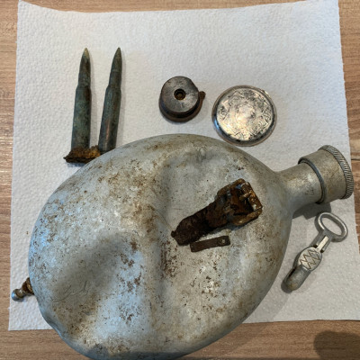 Enkele Duitse spullen: Drinkfles  early war edition WWE37+buckle en beltclip, Mauser K98 rounds op clip, achterkant zakhorloge in zilver!! , Achterkant Flak munitie met EAGLE!