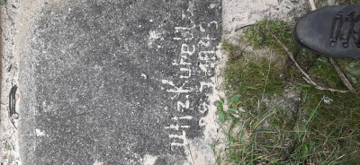 De betonnen "plaat" met de tekst