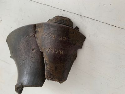 Op de andere scherf staat 655 of 555