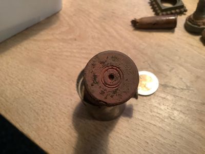 Op de onderkant staat 20 mm, 1944 en ik denk een k