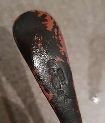 Aan de rechterkant doet me denken aan britse pijl?